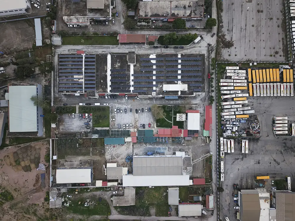 Αεροφωτογραφία εγκαταστάσεων με φωτοβολταϊκά στη Θεσσαλονίκη – Gkotzamanis Constructions.