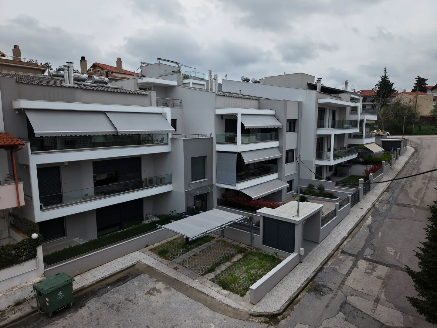 Σμύρνης, Ωραιόκαστρο – πρόσοψη συγκροτήματος κατοικιών με υαλόφρακτες βεράντες και τέντες σκίασης