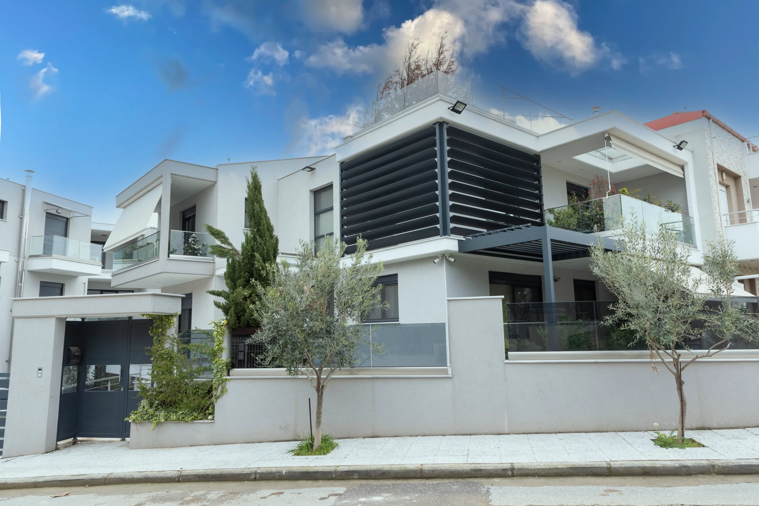 Ωραιόκαστρο Θεσσαλονίκης – μονοκατοικία στη Μεγάλου Αλεξάνδρου 57 με περσίδες σκίασης και υαλόφρακτες βεράντες.