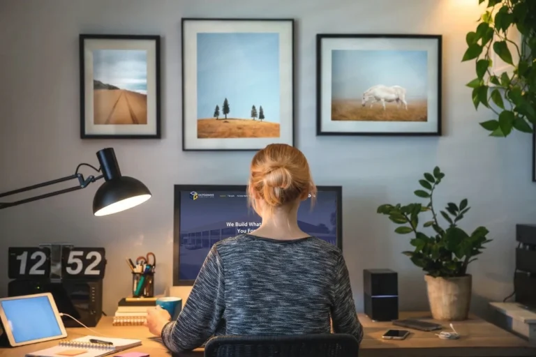 Ανακαλύψτε πώς να σχεδιάσετε ένα κομψό και λειτουργικό home office. Λύσεις και κατασκευή έτοιμου γραφείου στο σπίτι από την Gkotzamanis Constructions.