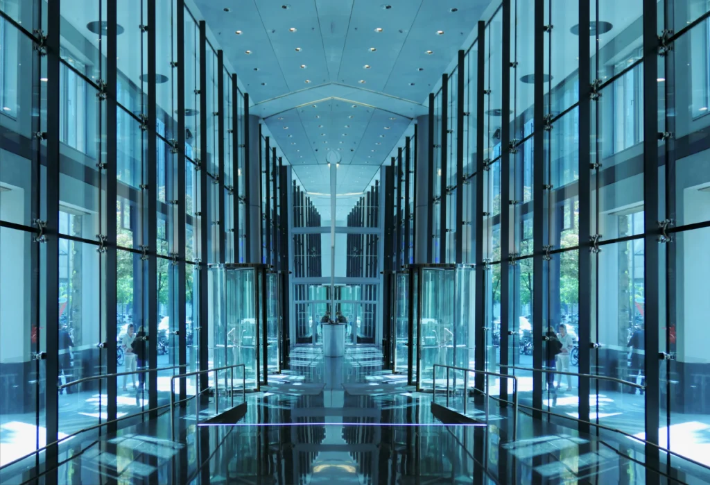 Εγκατάσταση συστήματος υαλοπετασμάτων (curtain wall) από εξειδικευμένο συνεργείο κατασκευαστικής εταιρείας.