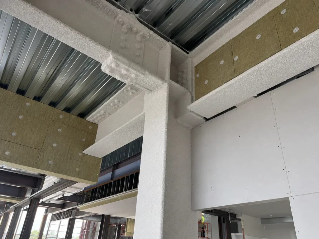 Μεταλλικός φέρων οργανισμός με αντιπυρική προστασία, πετροβάμβακα και πυράντοχες γυψοσανίδες σε σύγχρονο εργοτάξιο.